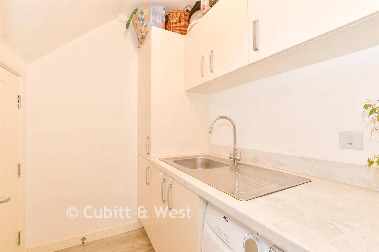 Barnfield, Billingshurst, RH14, photo 6