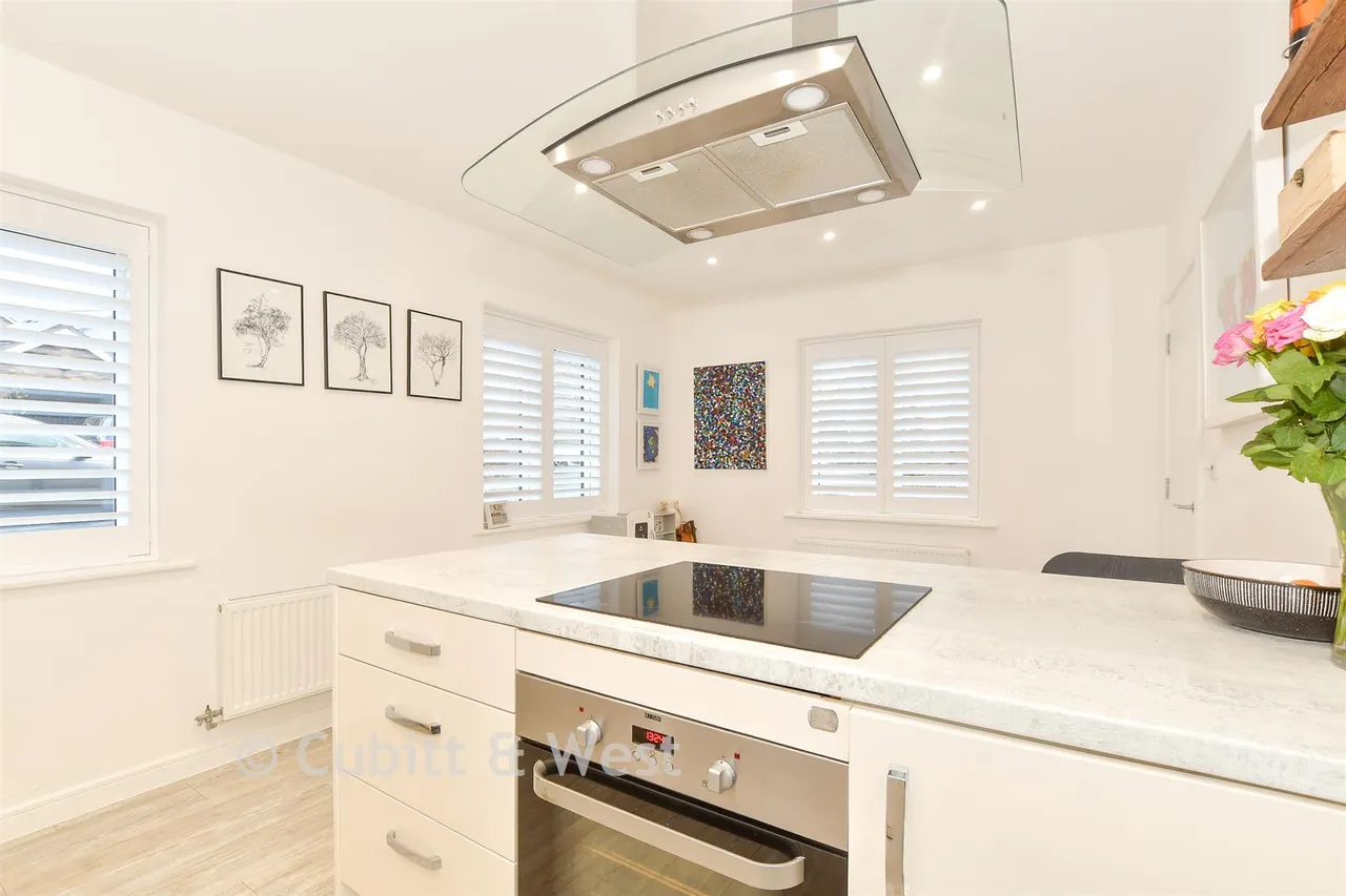 Barnfield, Billingshurst, RH14, photo 5