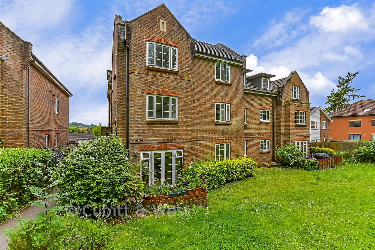 1 bed flat for sale, Gatton Park Road, Redhill, RH1