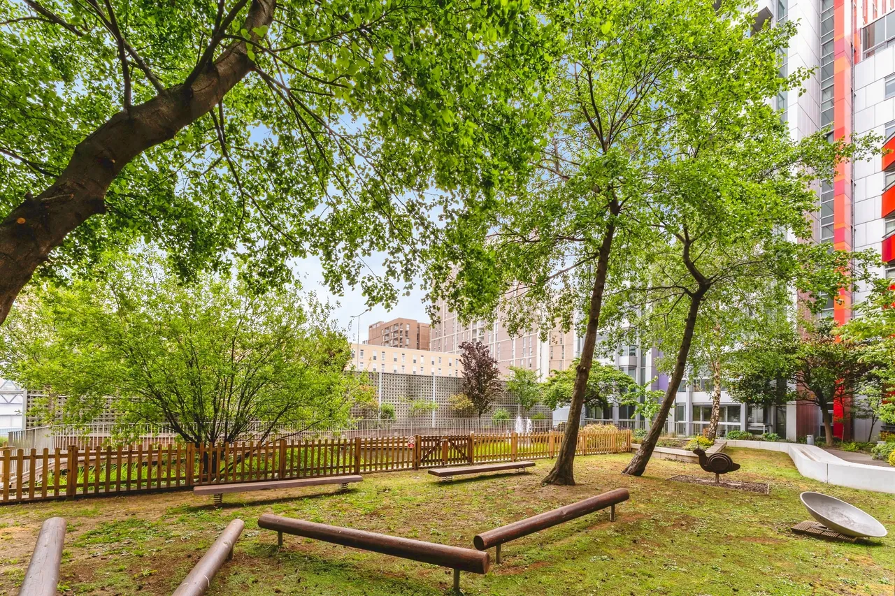 Barking Road, London, E16, photo 2