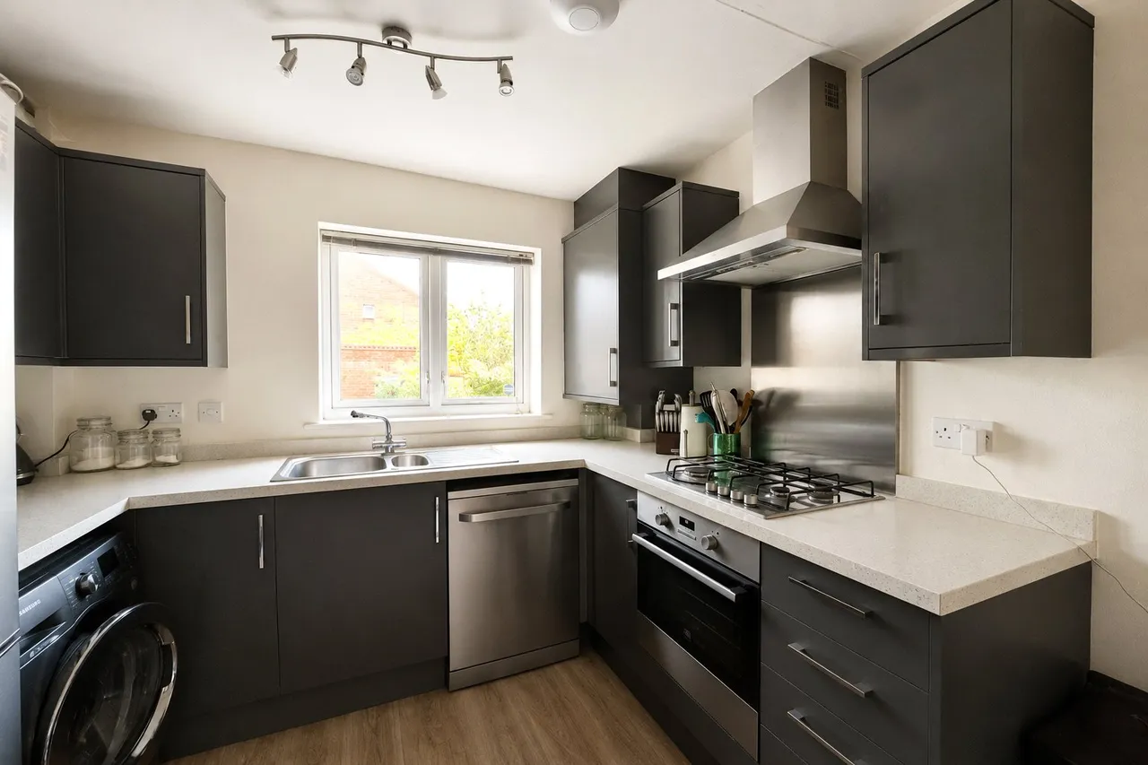 Coxwell Avenue, Farnborough, Hampshire, GU14 6FT, photo 2