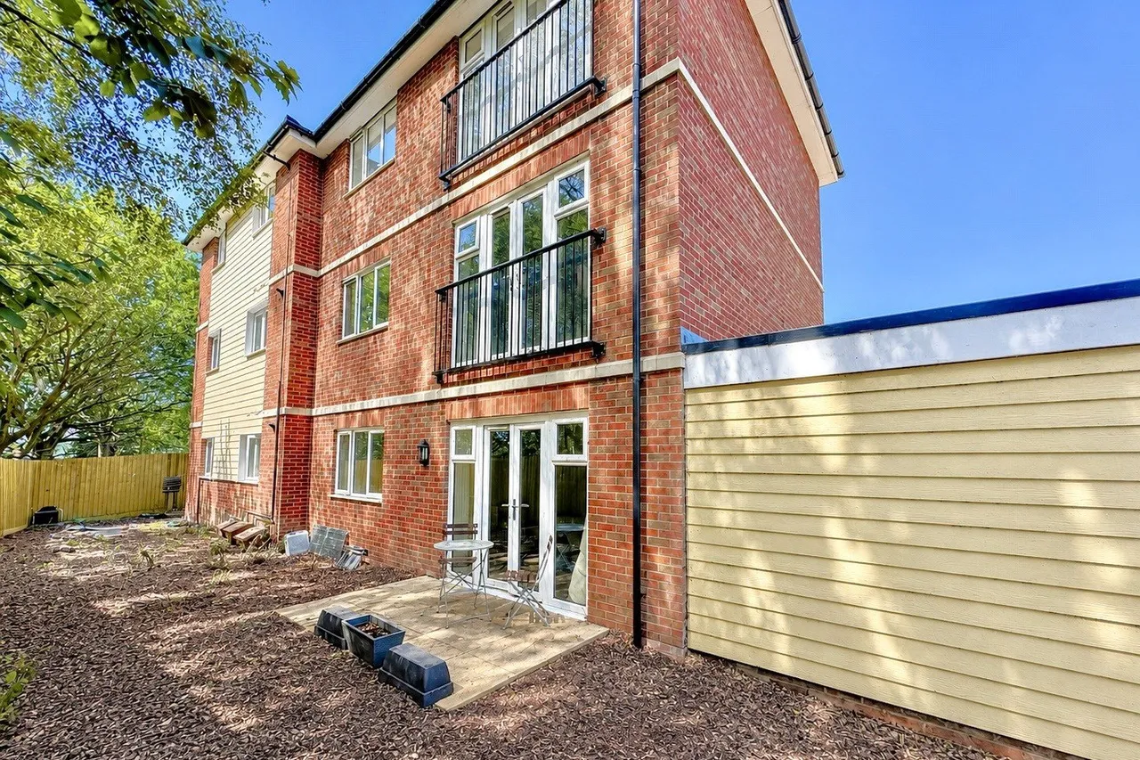 Coxwell Avenue, Farnborough, Hampshire, GU14 6FT, photo 5