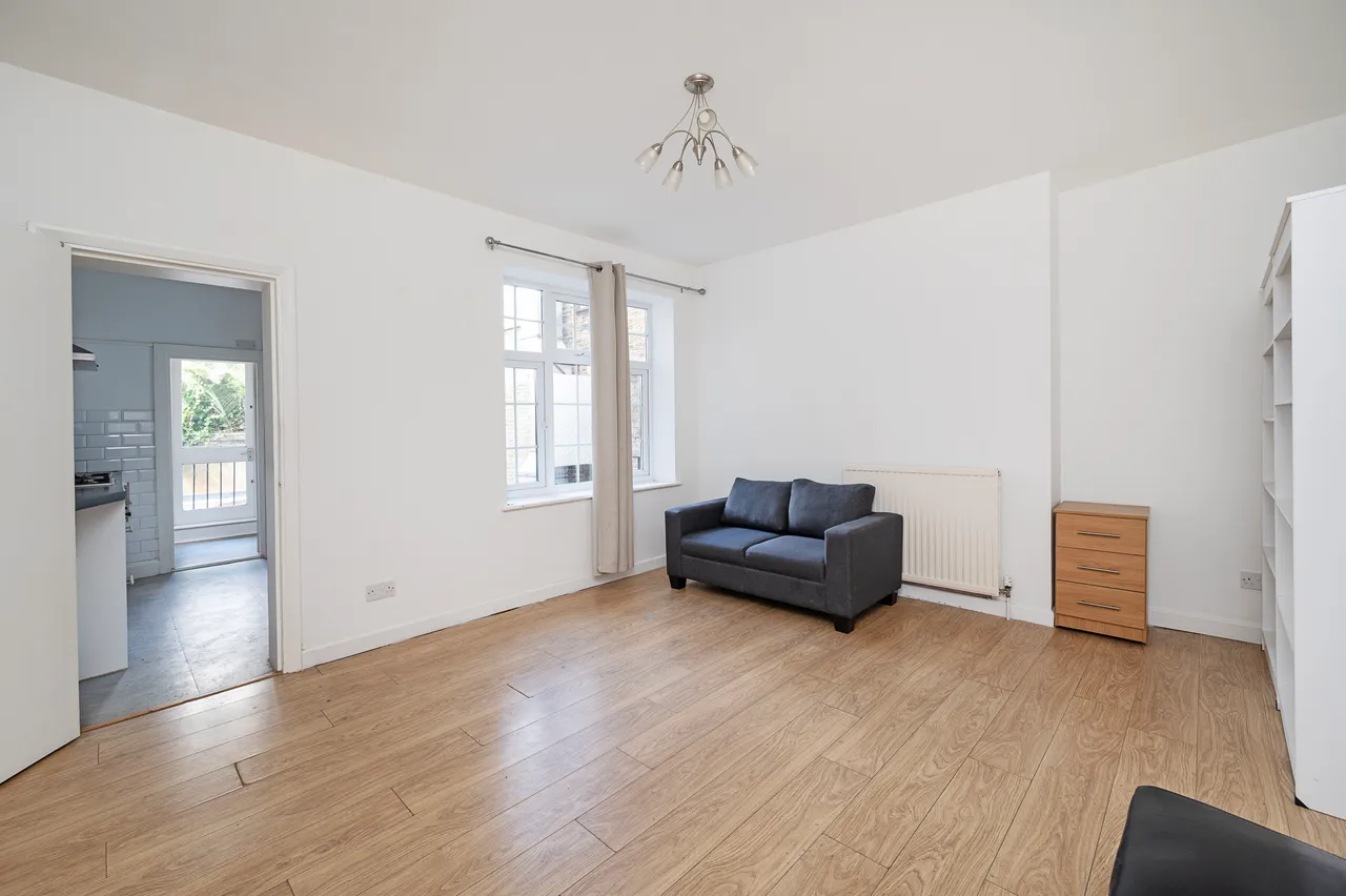 1 bed flat for sale — 115a Cannon Street Road, London