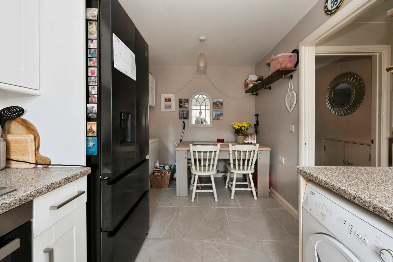 Norwood Close, Effingham, KT24, photo 5