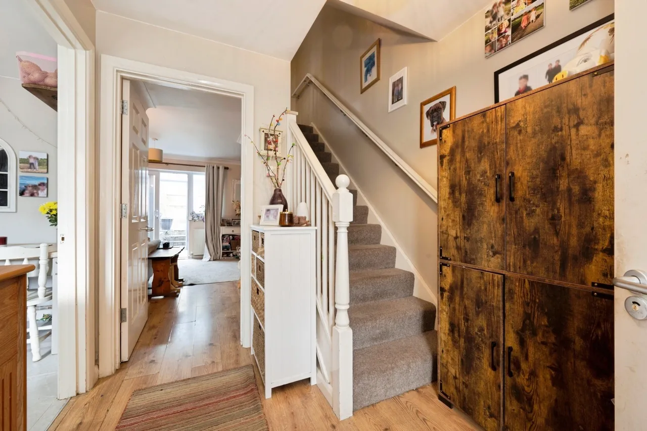 Norwood Close, Effingham, KT24, photo 7