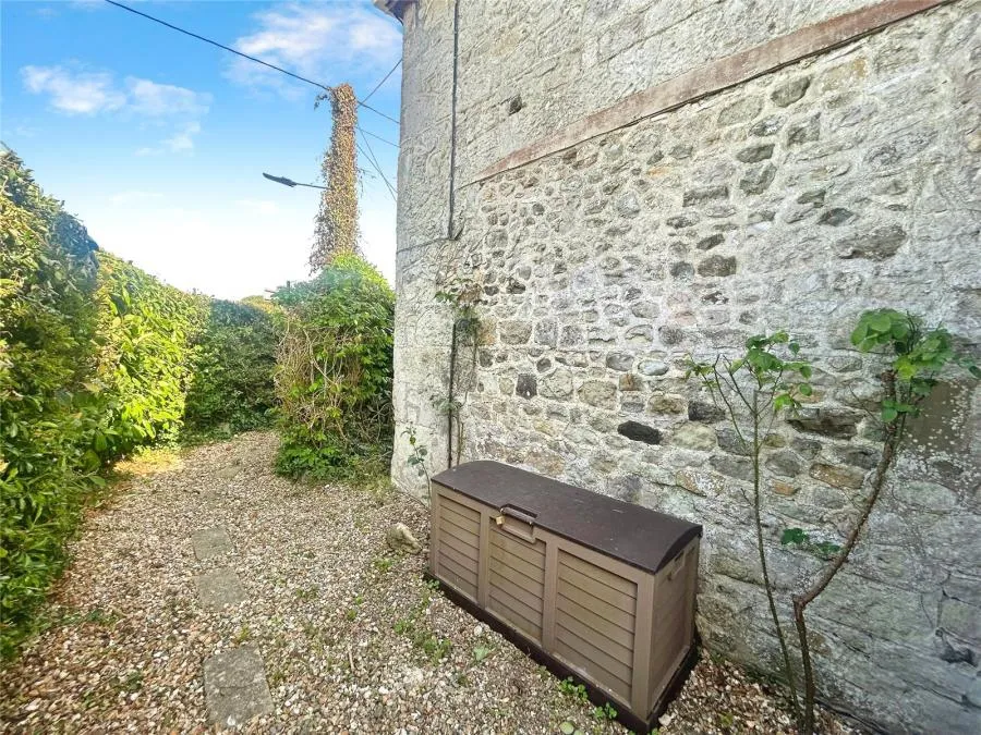 High Street, Niton, PO38, photo 13