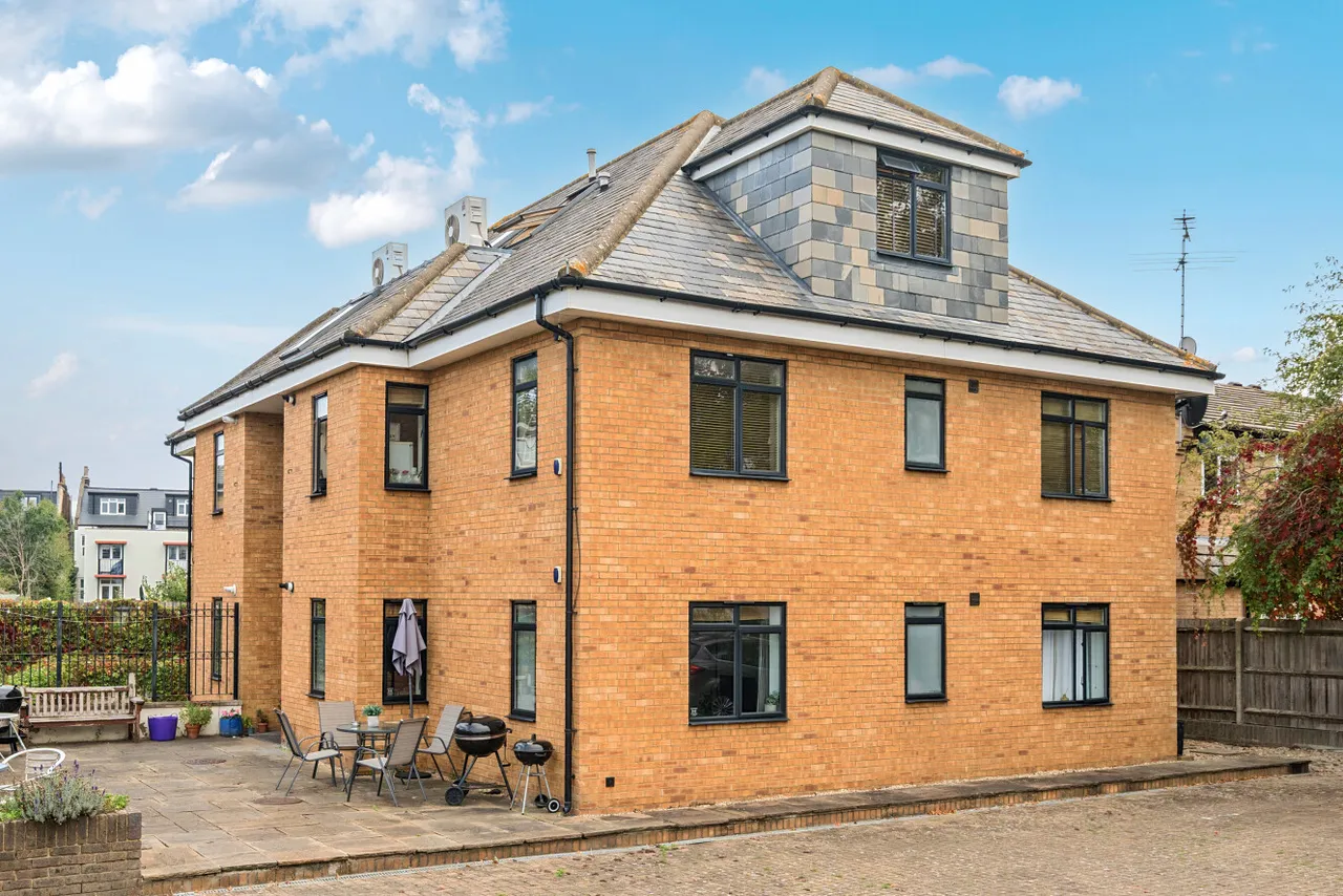 2 bed flat for sale, East Gardens, Tooting, SW17