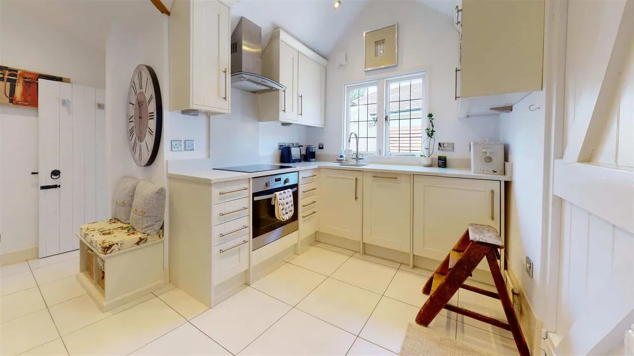 High Road, Chigwell, IG7, photo 7