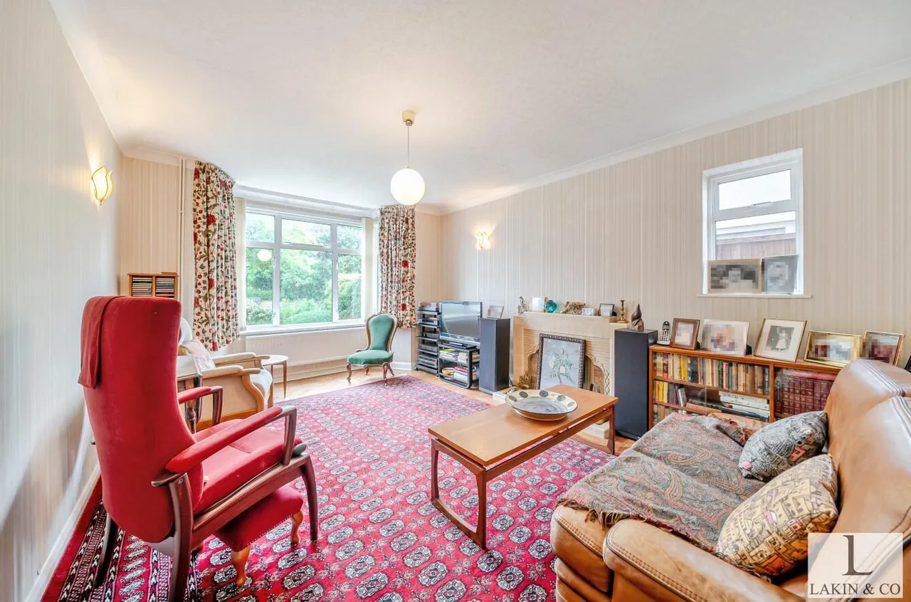 Hoylake Crescent, Ickenham, UB10 8JH, photo 2