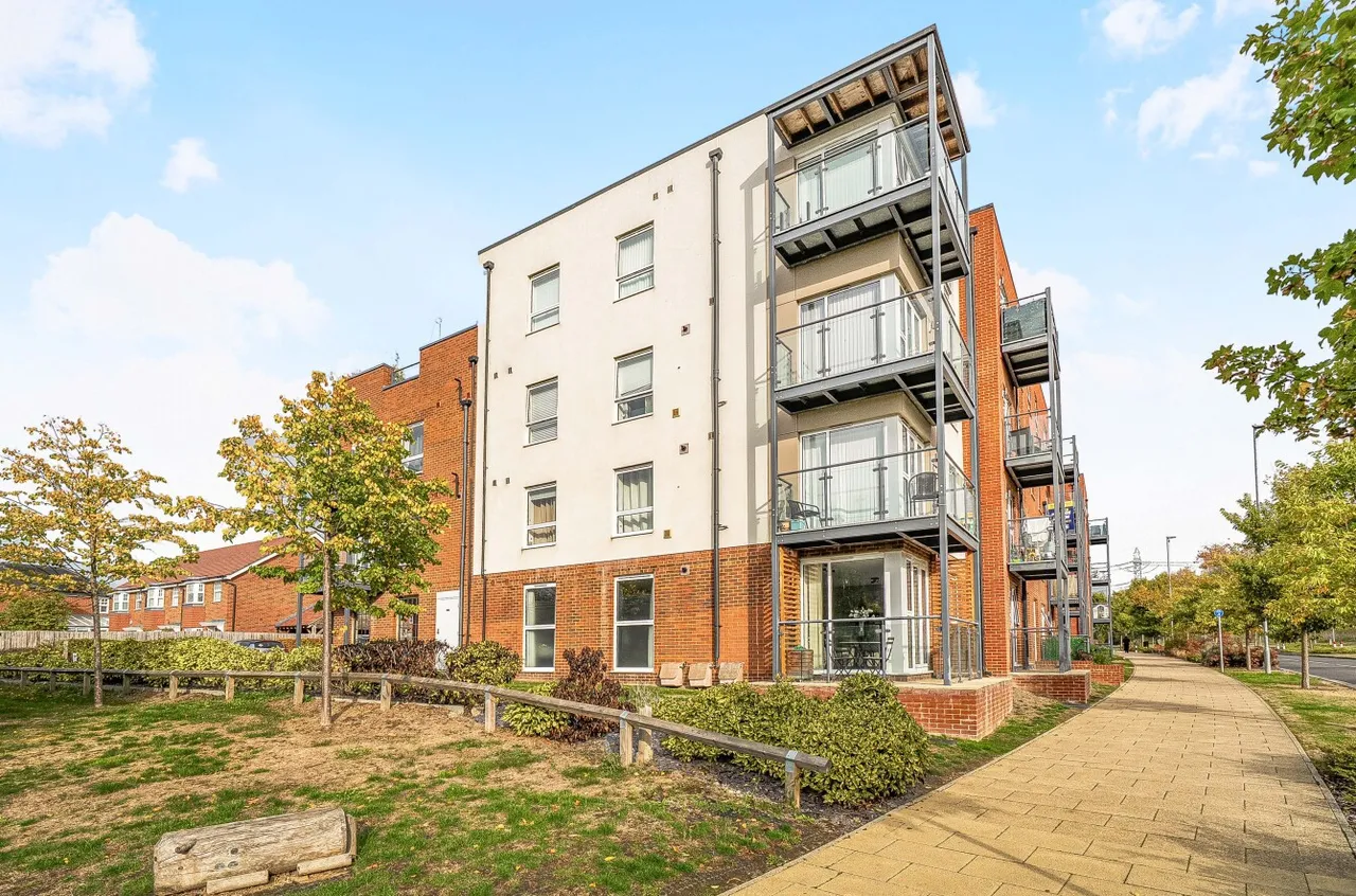 2 bed flat for sale, Lett Lane, Castle Hill, DA10