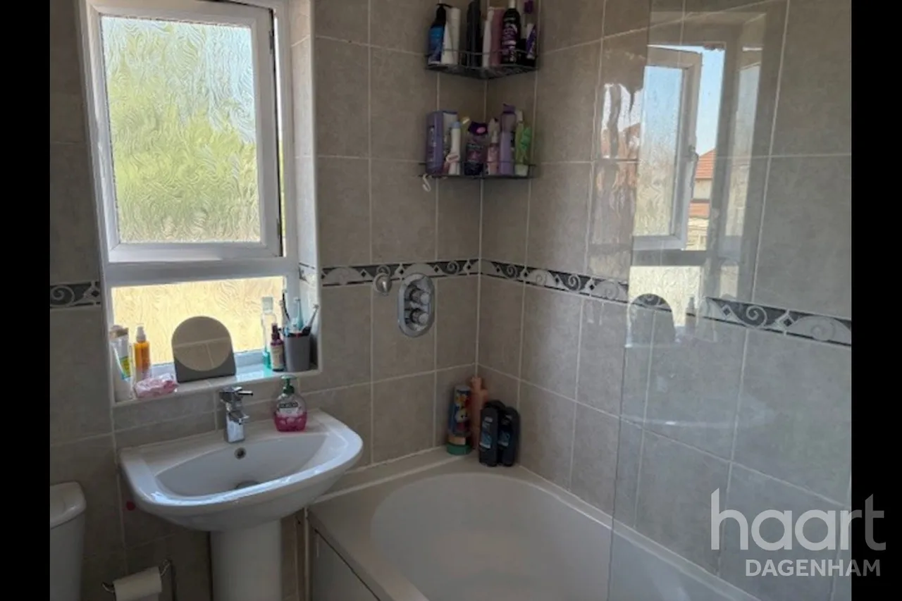 3 bed house to rent, Waldegrave Road, RM8