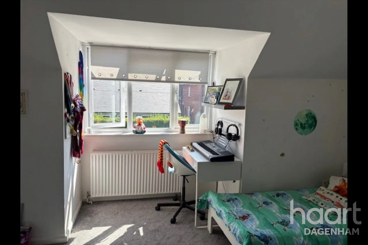 Waldegrave Road, RM8, photo 4