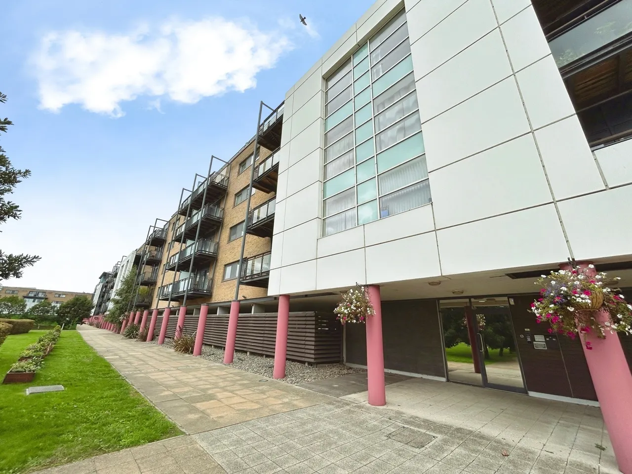 2 bed flat for sale, Jones Point House, Ferry Court, CF11