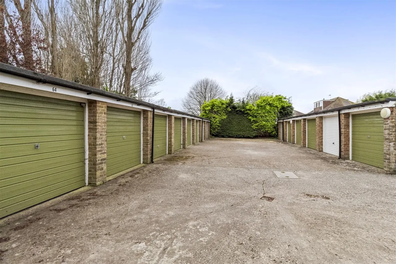 Dorchester Gardens, Worthing, photo 12