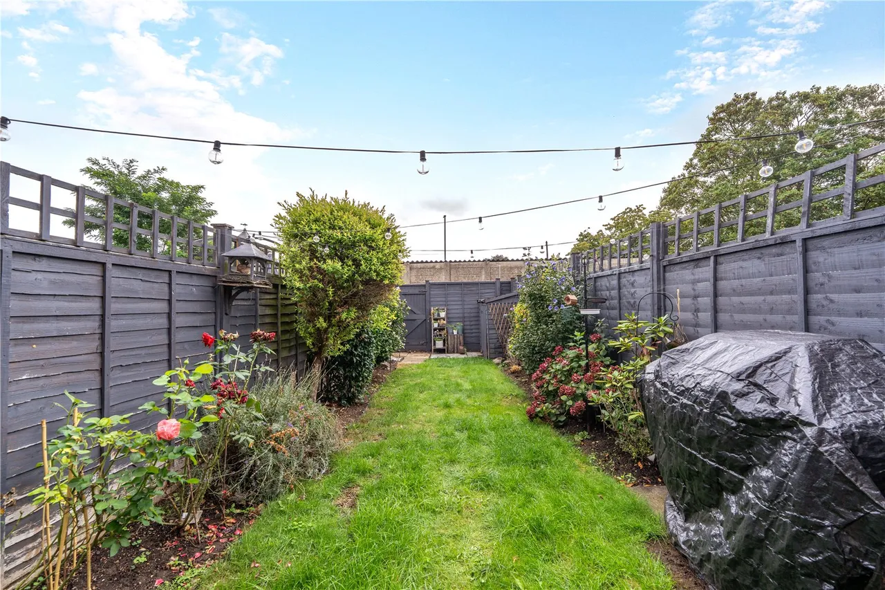 Aymer Drive, Staines, TW18 3LL, photo 11