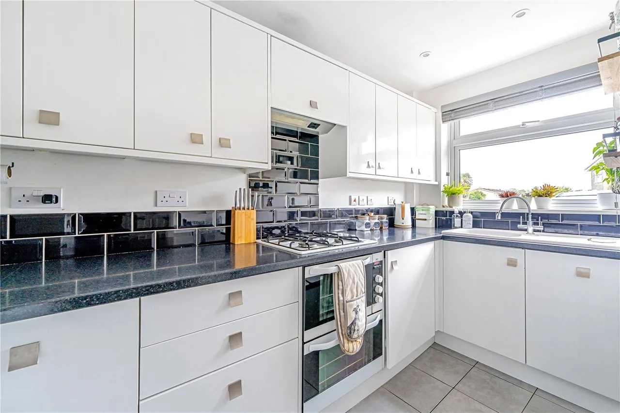 Aymer Drive, Staines, TW18 3LL, photo 5