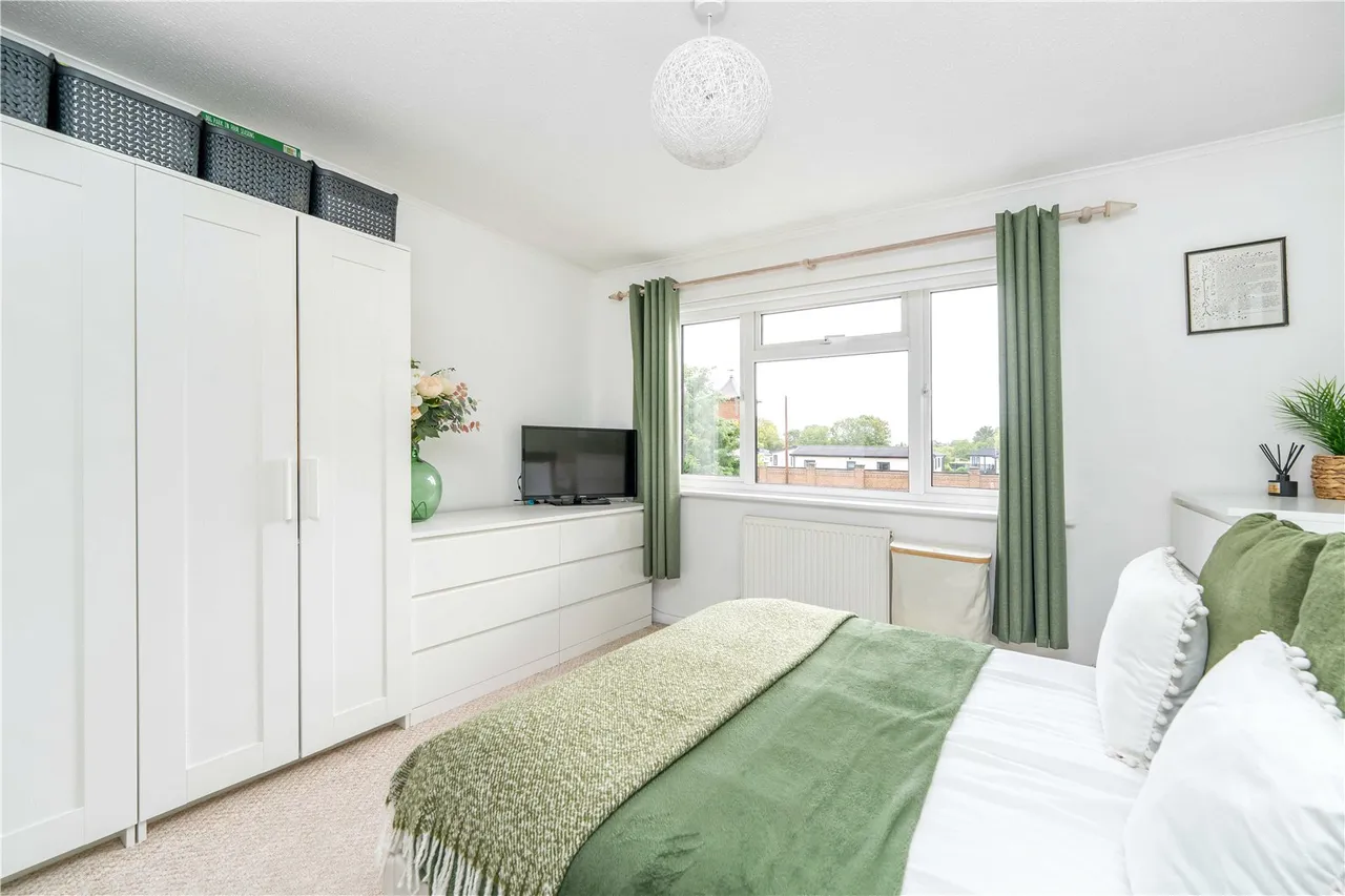 Aymer Drive, Staines, TW18 3LL, photo 8