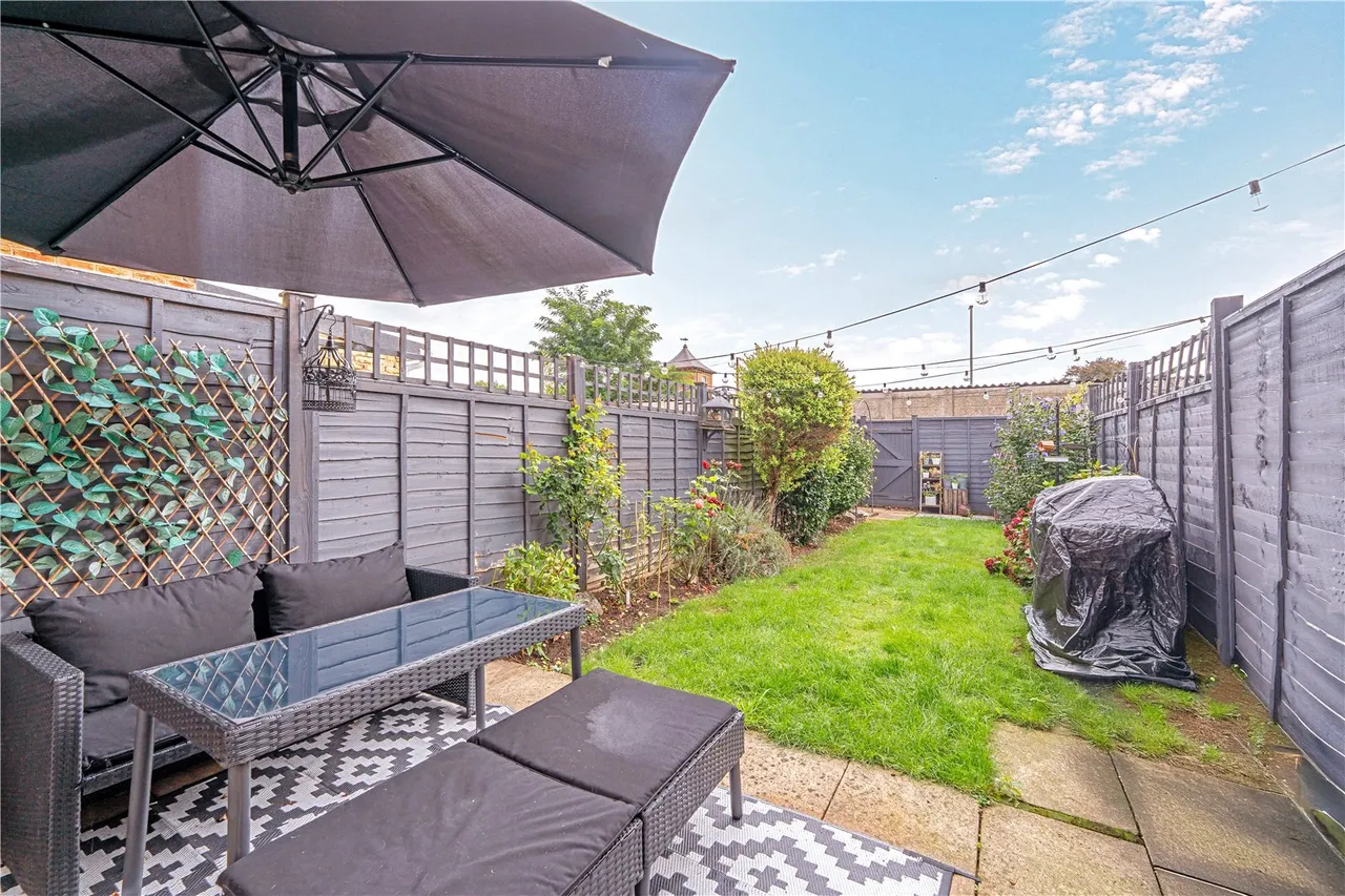 Aymer Drive, Staines, TW18 3LL, photo 2