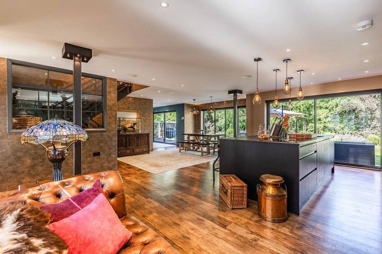 Exceptional Riverside Home in Lower T, photo 3