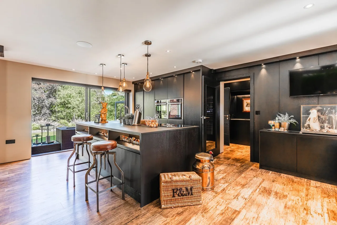 Exceptional Riverside Home in Lower T, photo 6