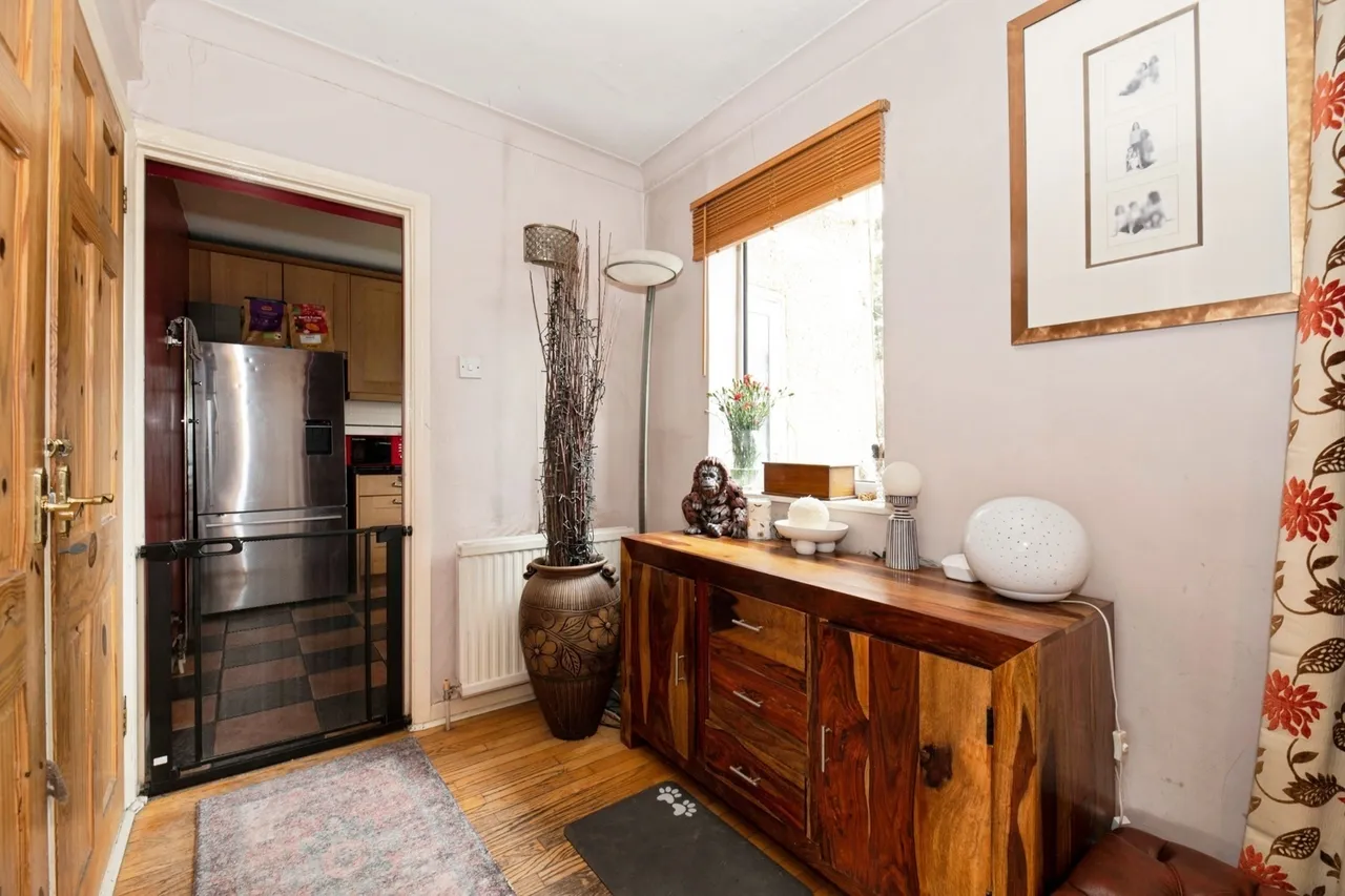 Compton Crescent, Chessington, KT9, photo 7