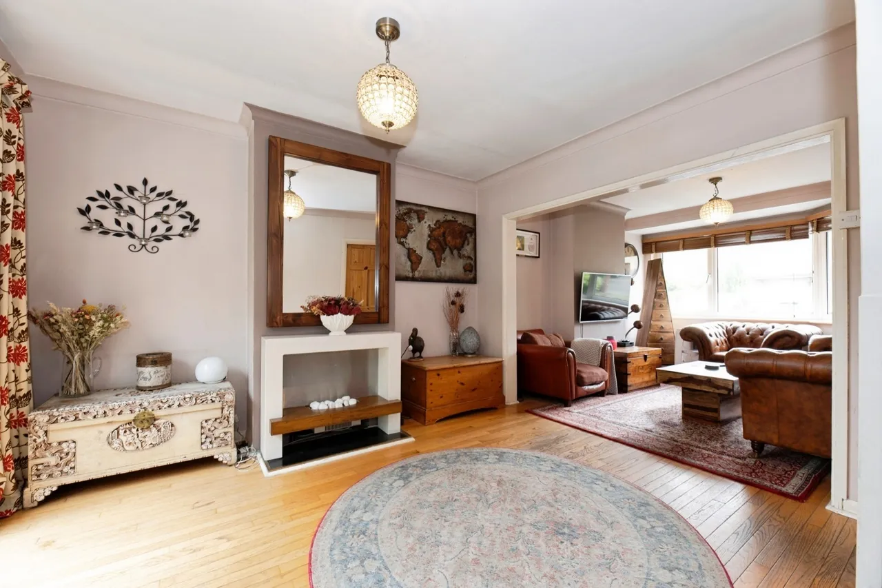 Compton Crescent, Chessington, KT9, photo 8