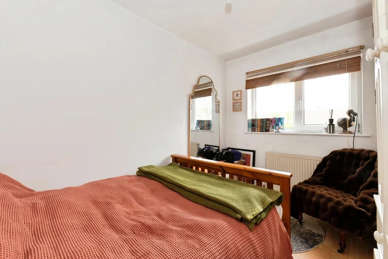 Compton Crescent, Chessington, KT9, photo 14