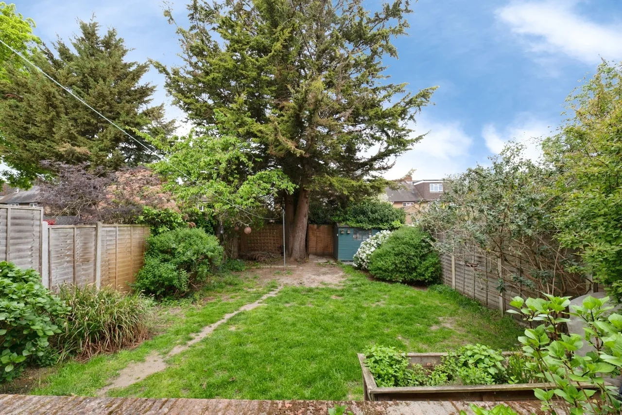 Compton Crescent, Chessington, KT9, photo 4