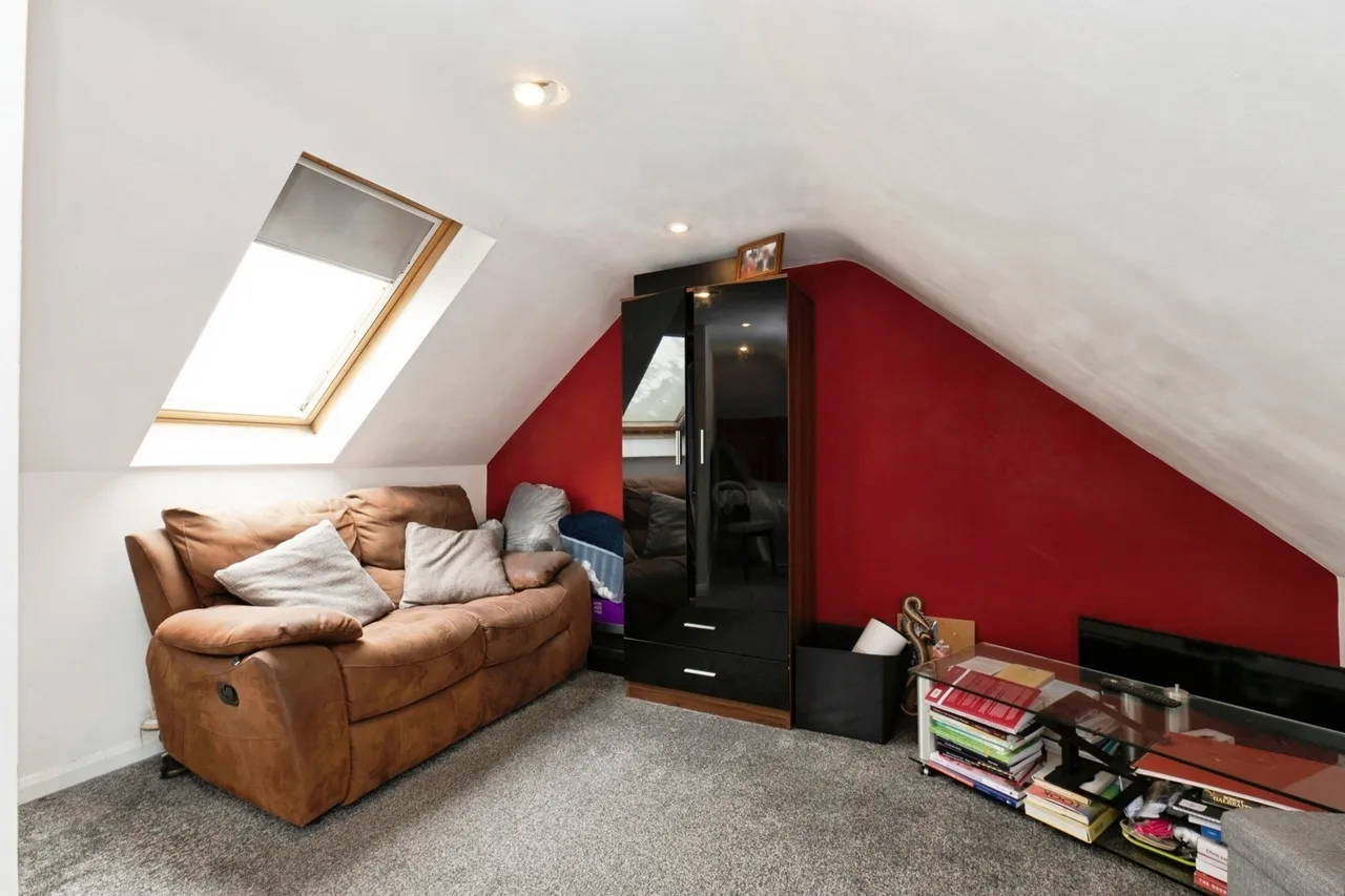 Compton Crescent, Chessington, KT9, photo 12