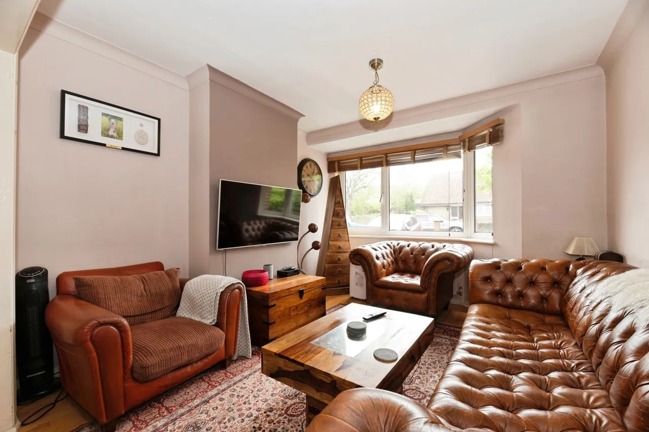 Compton Crescent, Chessington, KT9, photo 2