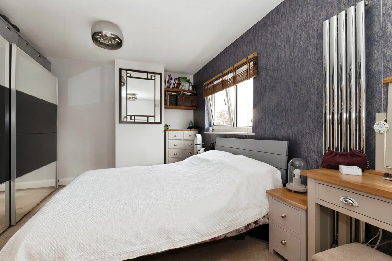 Compton Crescent, Chessington, KT9, photo 11