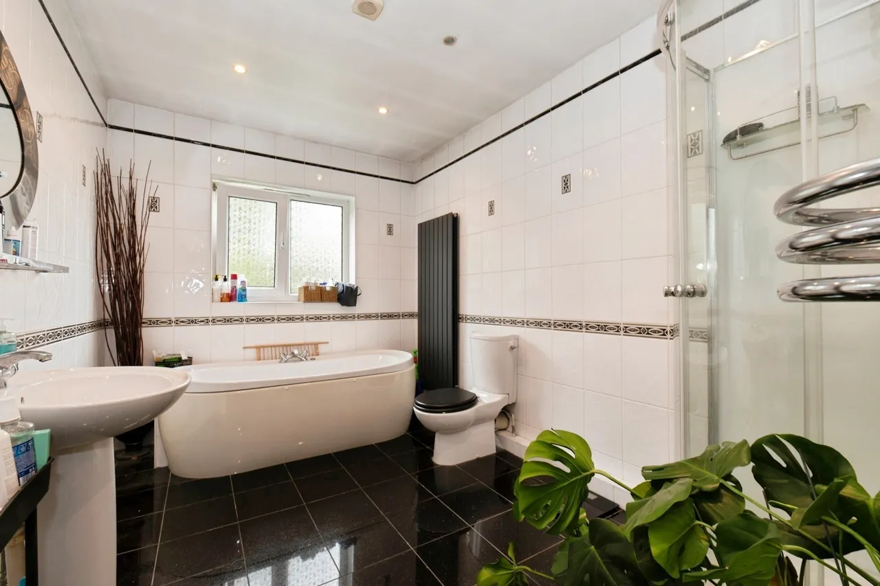 Compton Crescent, Chessington, KT9, photo 10
