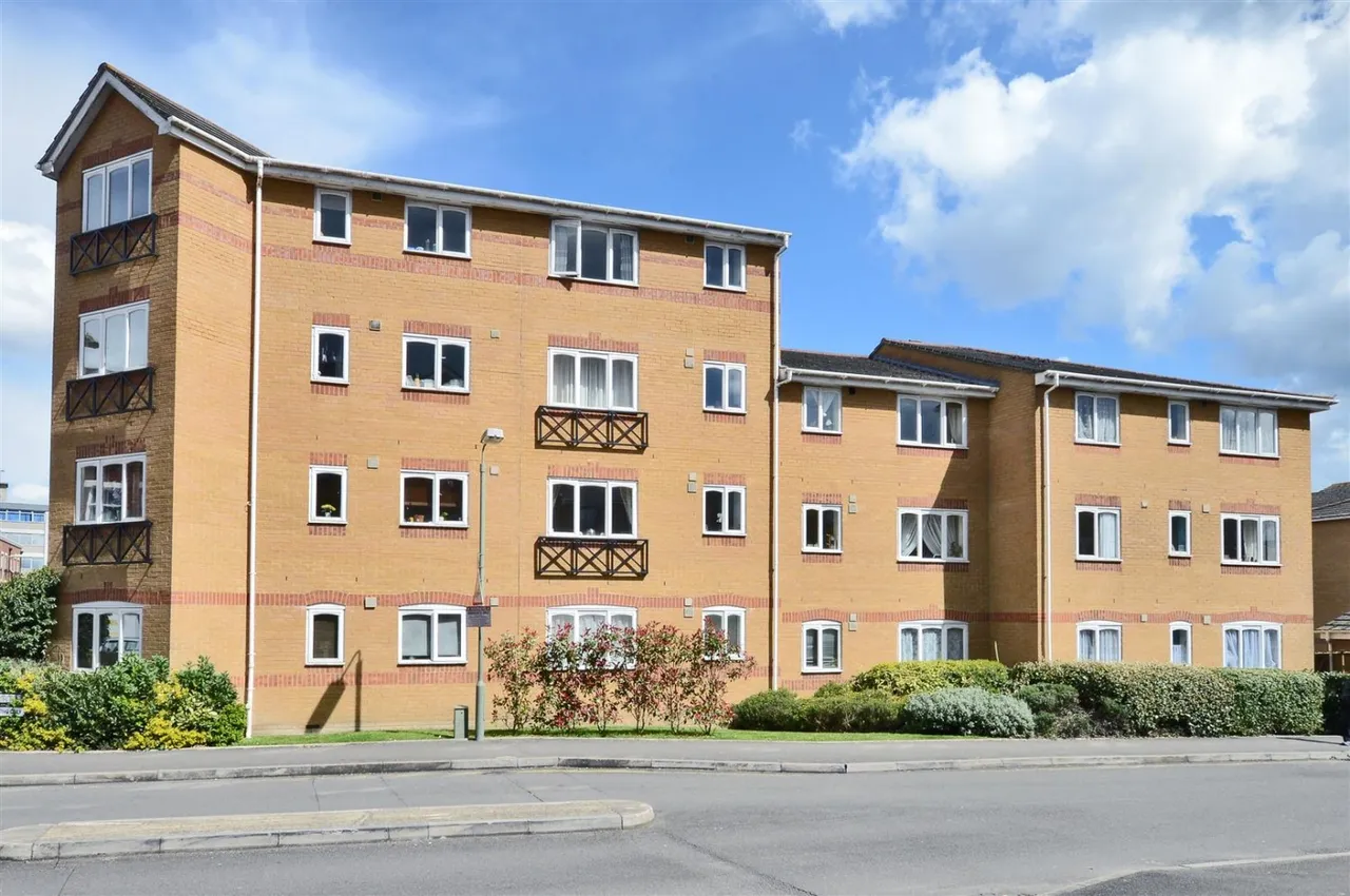 2 bed flat to rent, Ascot Court, Aldershot, GU11