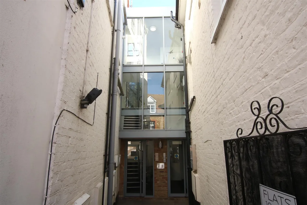 Highstreet, Leatherhead, KT22, photo 7