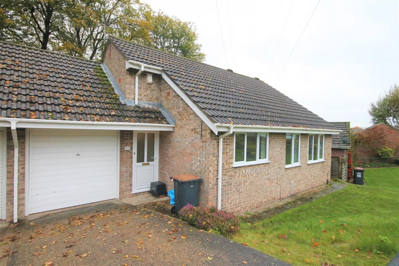 3 bed house to rent — Old Trough Way, Harrogate
