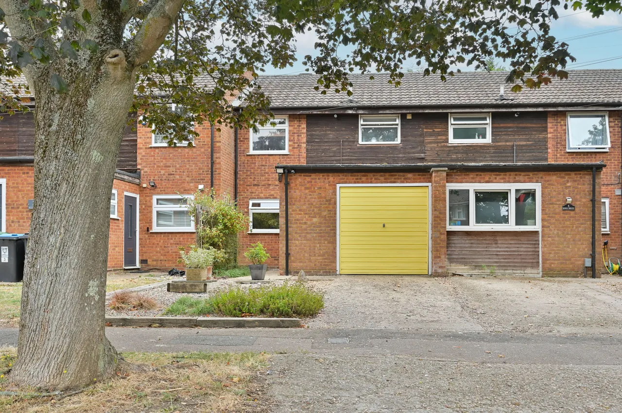 3 bed house for sale — 4 Knoll Green, Paston Road, Hemel Hempstead