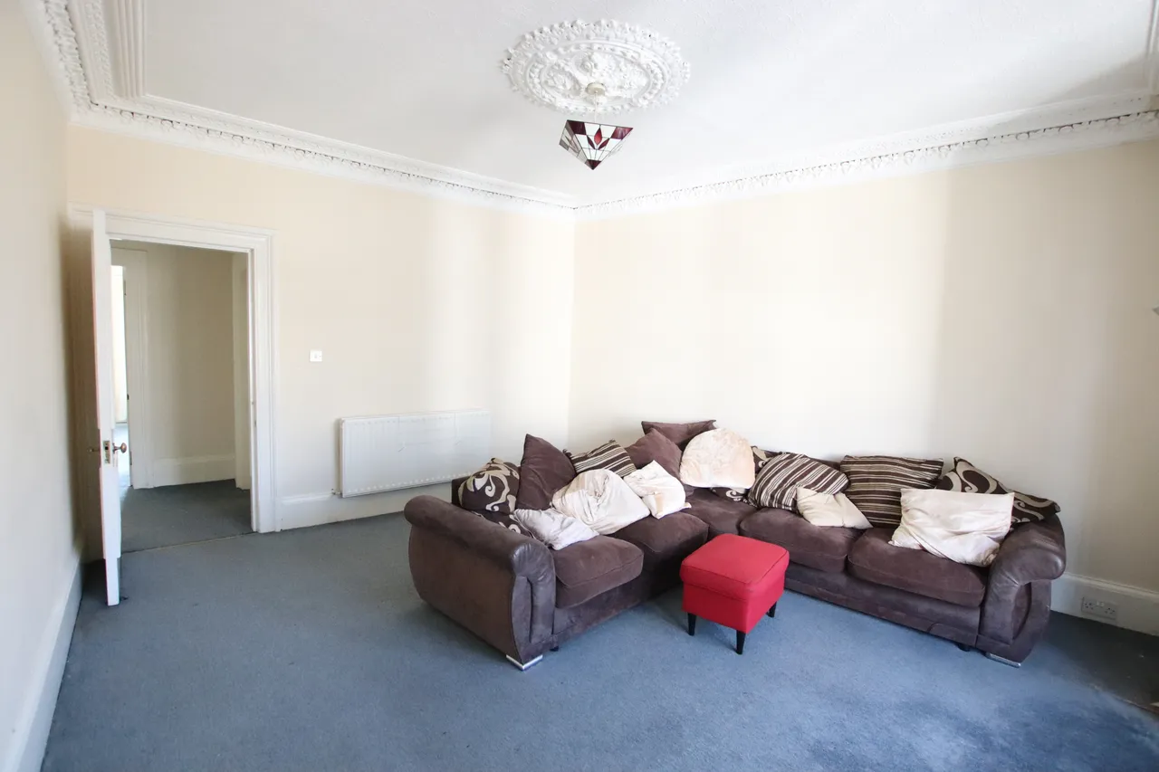 2 bed flat to rent — Whitehall Crescent, City Centre
