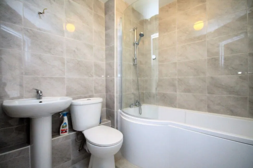 Burns Avenue, Chadwell Heath, RM6, photo 3