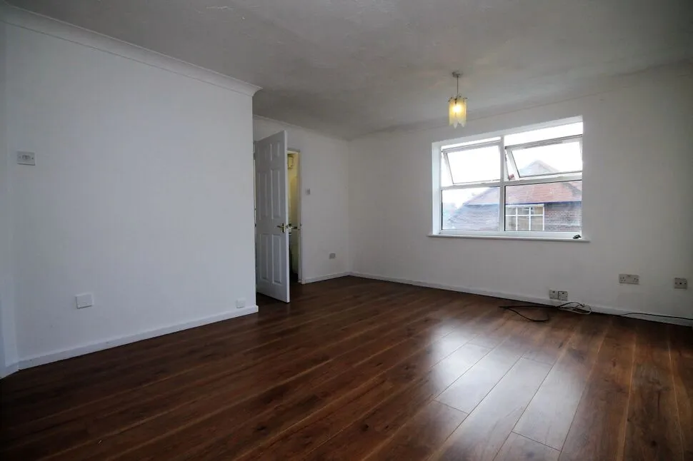 Burns Avenue, Chadwell Heath, RM6, photo 5
