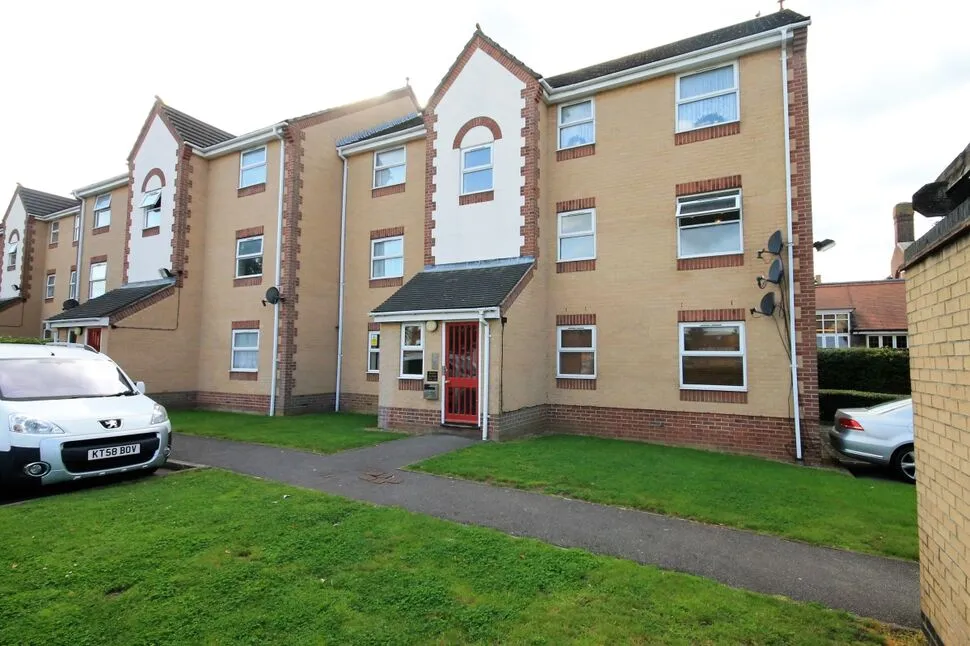 2 bed flat to rent, Burns Avenue, Chadwell Heath, RM6