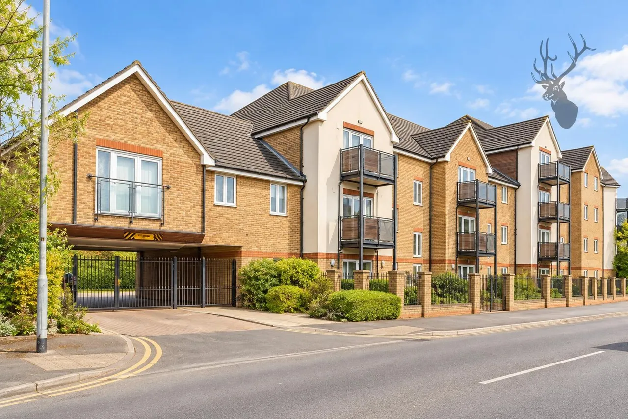 2 bed flat for sale, Epping New Road, Buckhurst Hill, IG9