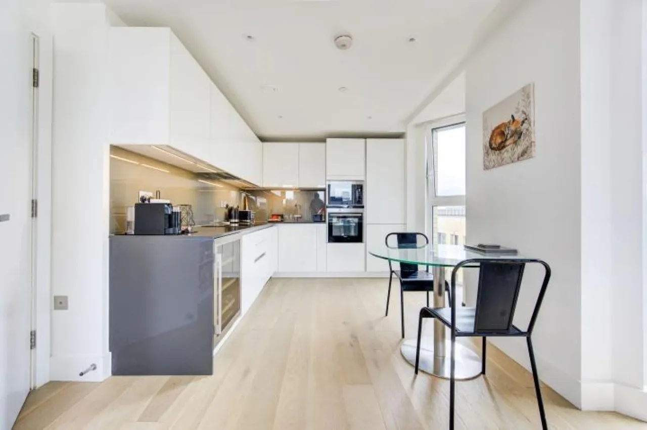 Central Avenue, London, SW6, photo 3
