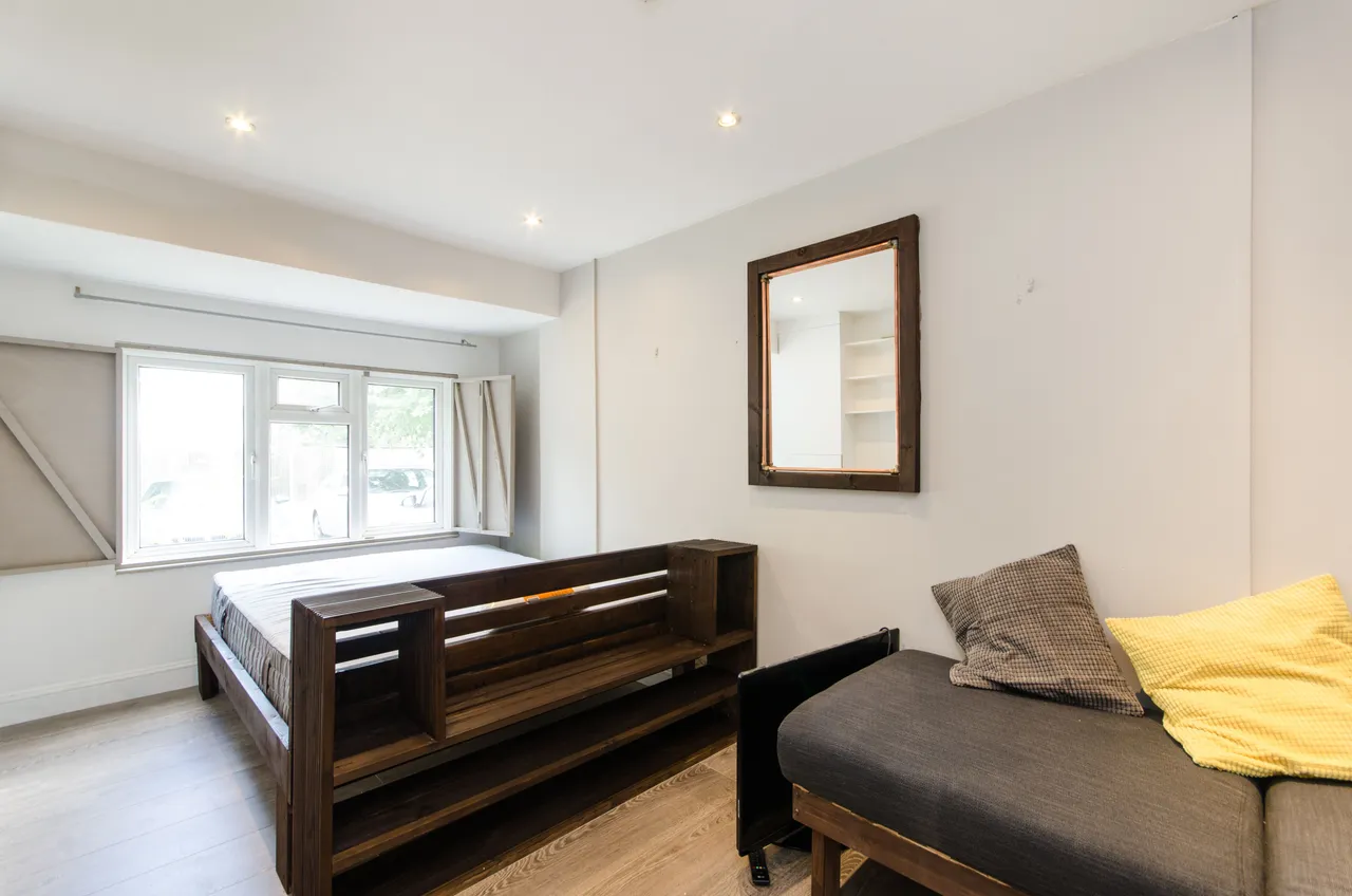 Room 5, 7 Sovereign Close, London, photo 2
