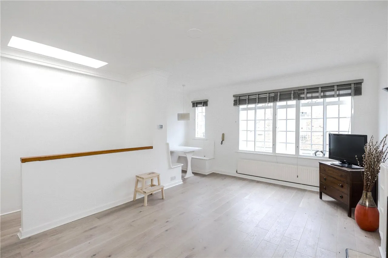 3 bed flat to rent, Connaught Close, London, W2