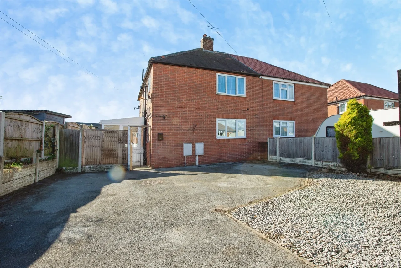 2 bed house for sale, Kingsley Crescent, Stonebroom, DE55