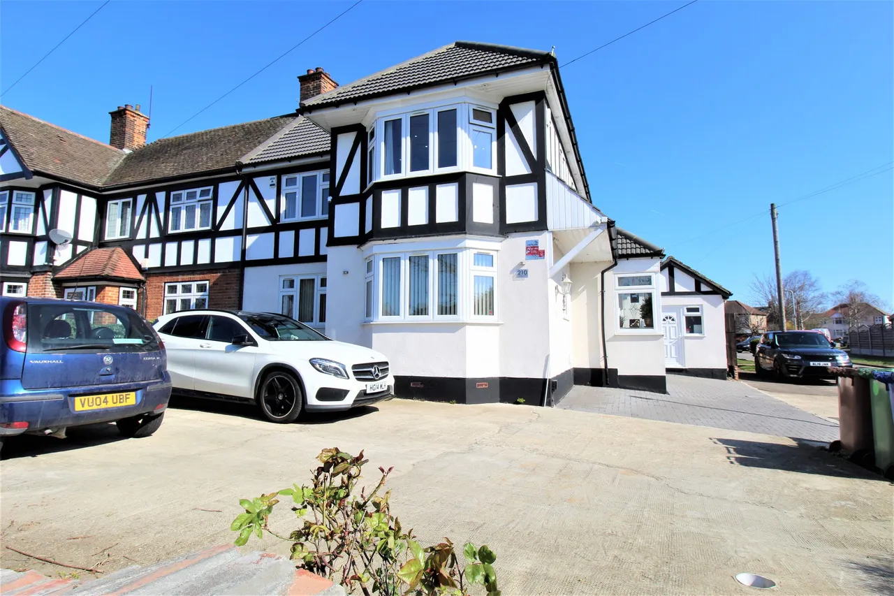 3 bed house for sale — Lodge Lane, Grays, Essex, RM16 2TH