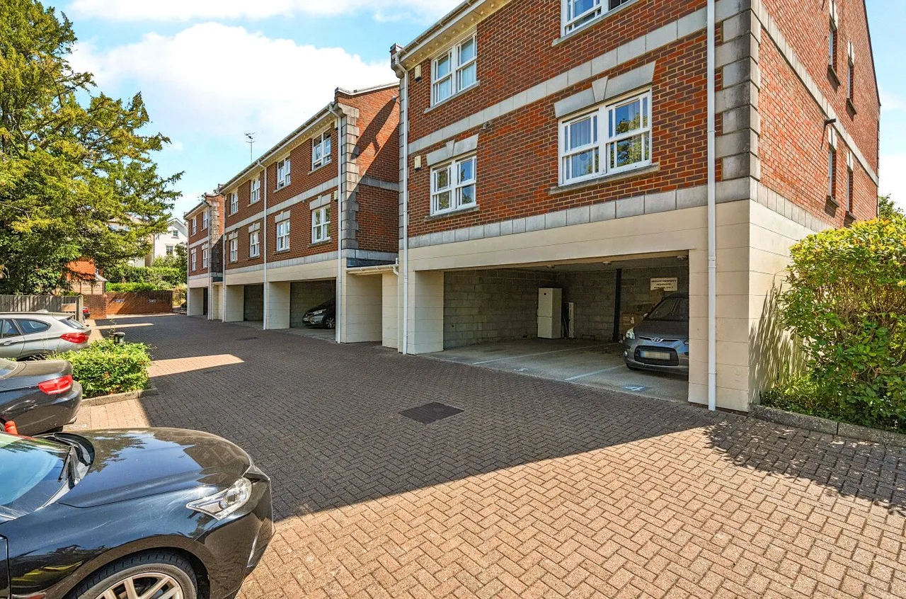 St. Lukes Square, Guildford, GU1, photo 15