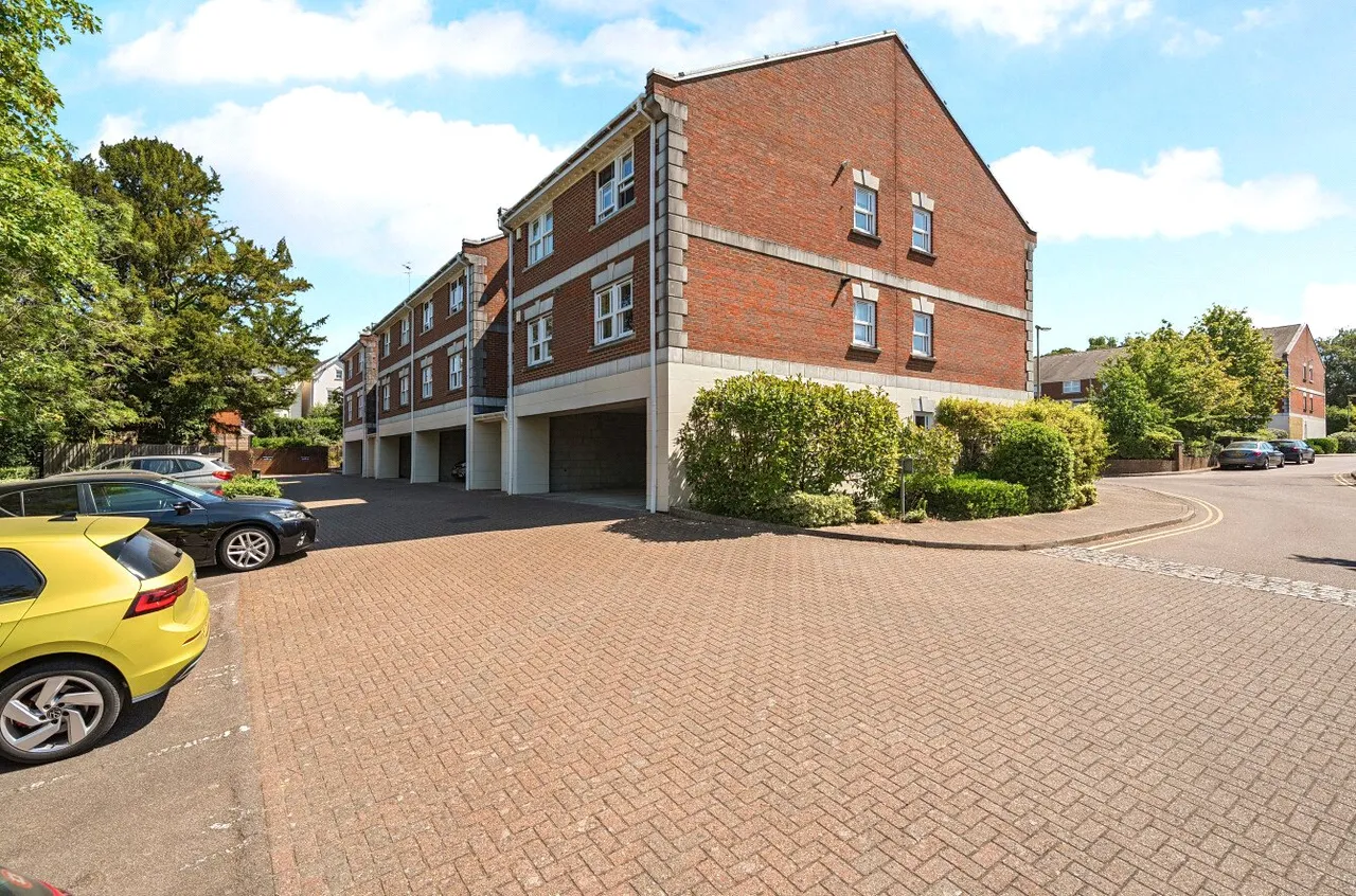 St. Lukes Square, Guildford, GU1, photo 14