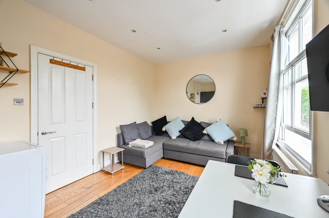 94b Mackenzie Road, London, photo 8