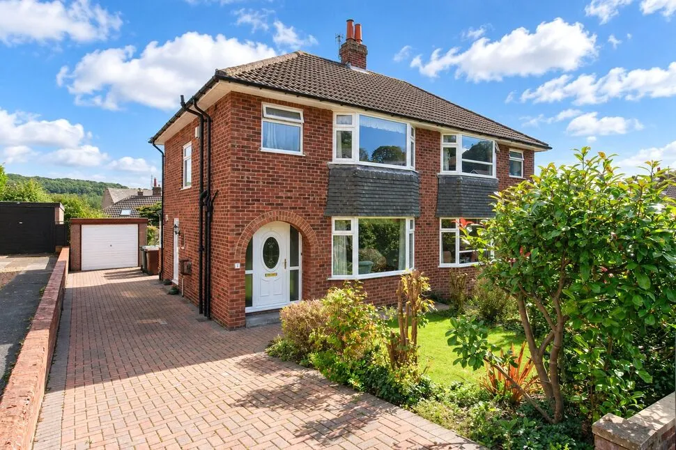 3 bed house for sale — St. James Road, Baildon, West Yorkshire, BD17